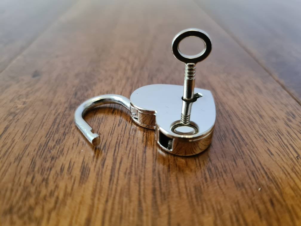 Heart Padlock Pendant – Discreet Day Collar Accessory