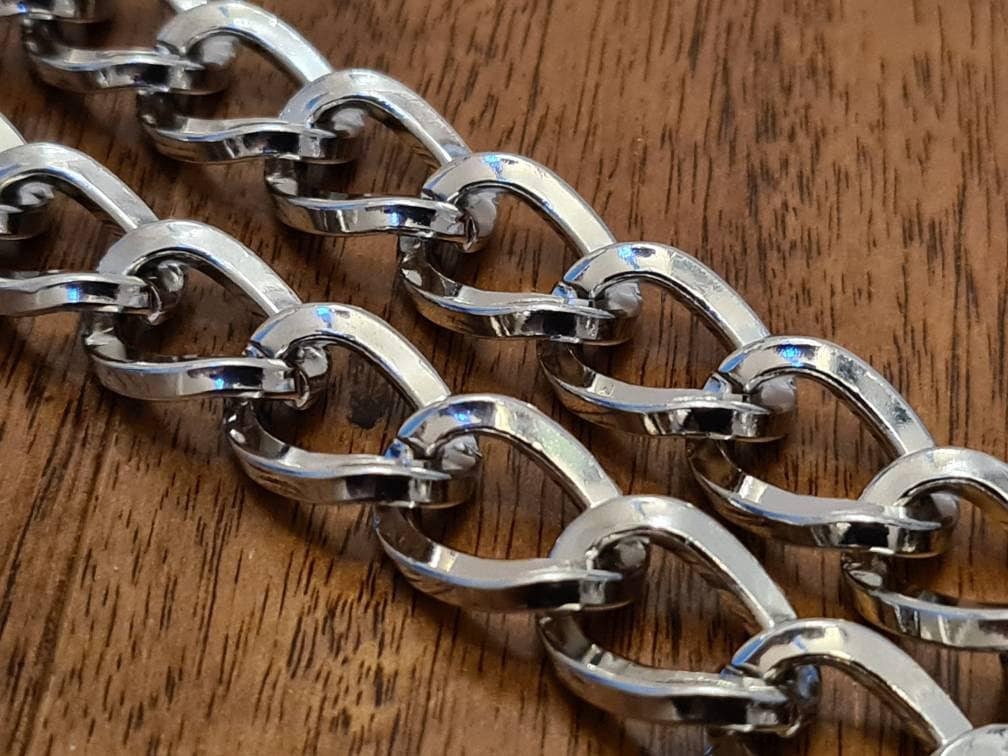 Locking Heart Padlock Choker – Stylish Stainless Steel Chain Accessory